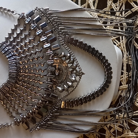 Unique bib necklace - Picture 5 of 7